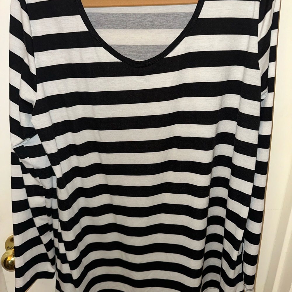 Long sleeve black & white top
